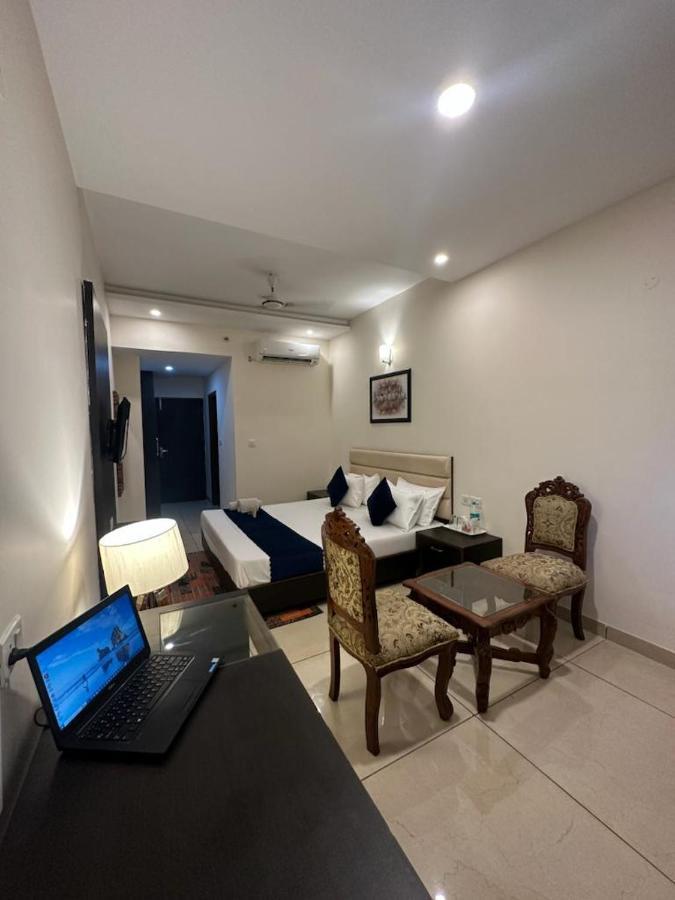 Jb Residency Zirakpur !! Top Rated & Most Awarded Property In Zirakpur Hotel Exterior photo