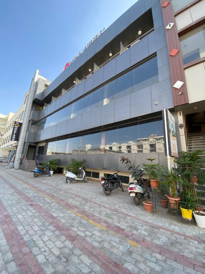 Jb Residency Zirakpur !! Top Rated & Most Awarded Property In Zirakpur Hotel Exterior photo
