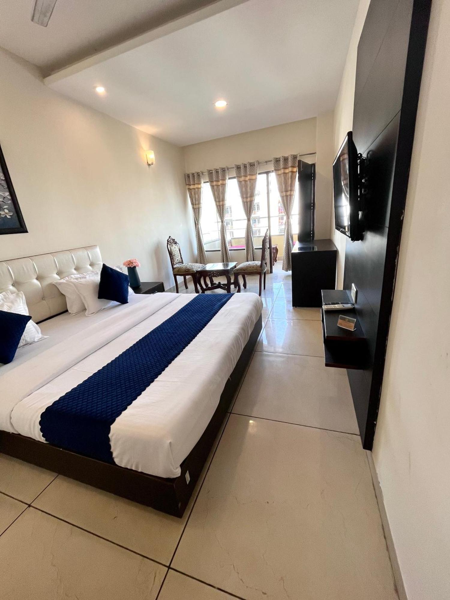 Jb Residency Zirakpur !! Top Rated & Most Awarded Property In Zirakpur Hotel Exterior photo