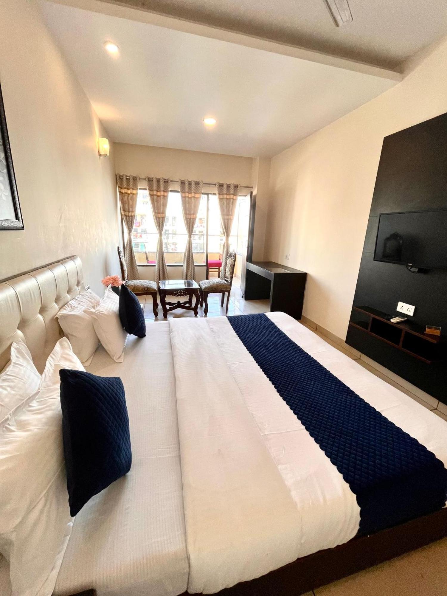 Jb Residency Zirakpur !! Top Rated & Most Awarded Property In Zirakpur Hotel Exterior photo