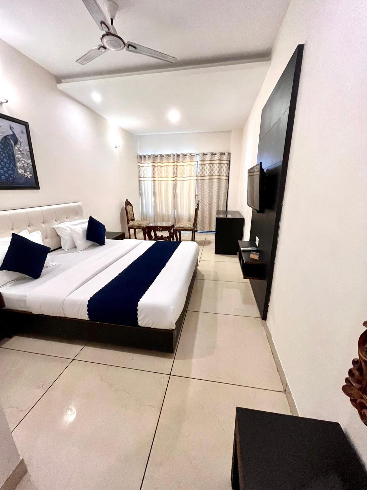 Jb Residency Zirakpur !! Top Rated & Most Awarded Property In Zirakpur Hotel Exterior photo