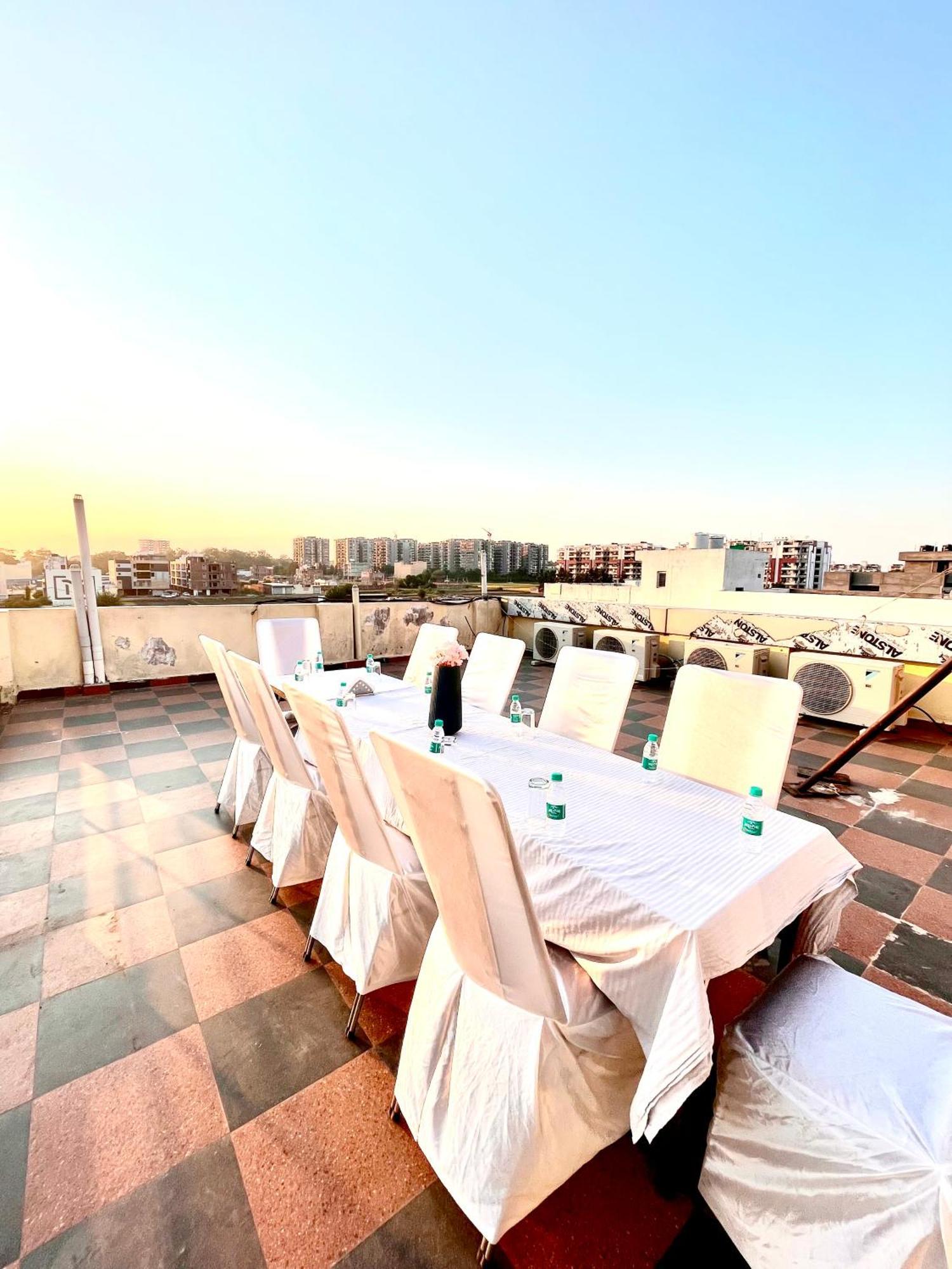 Jb Residency Zirakpur !! Top Rated & Most Awarded Property In Zirakpur Hotel Exterior photo