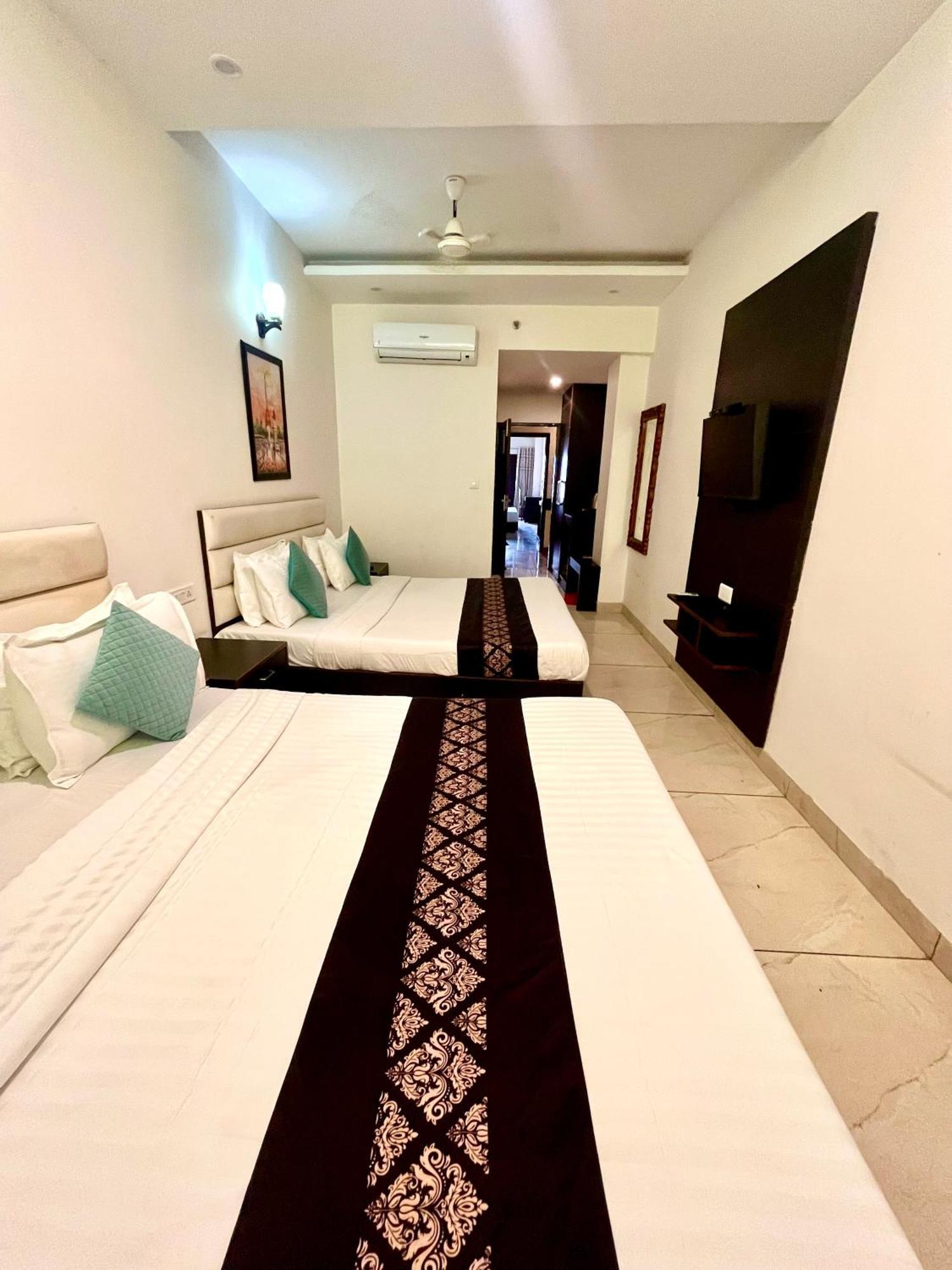 Jb Residency Zirakpur !! Top Rated & Most Awarded Property In Zirakpur Hotel Exterior photo