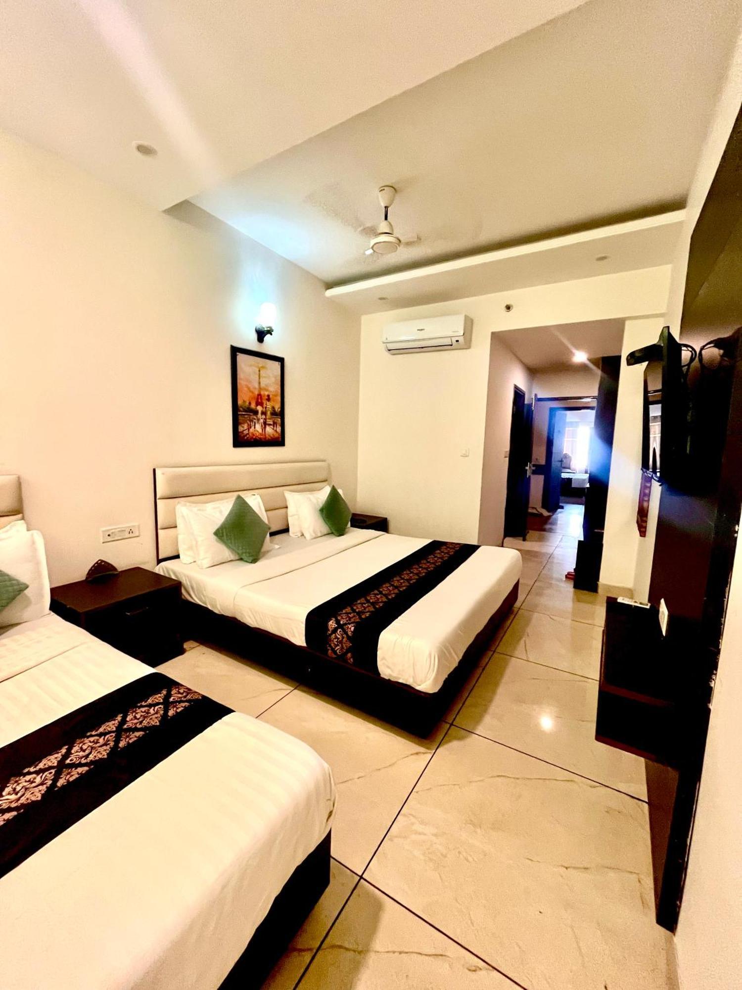 Jb Residency Zirakpur !! Top Rated & Most Awarded Property In Zirakpur Hotel Exterior photo